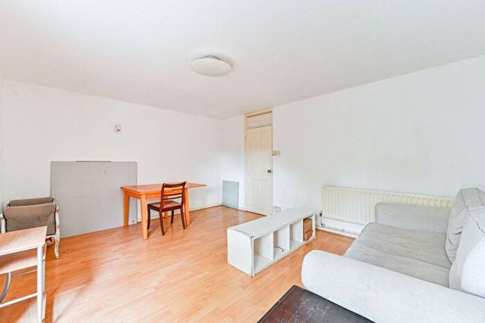 2 Bedroom Maisonette To Rent In Woodcock House, Thomas Road, London, E14