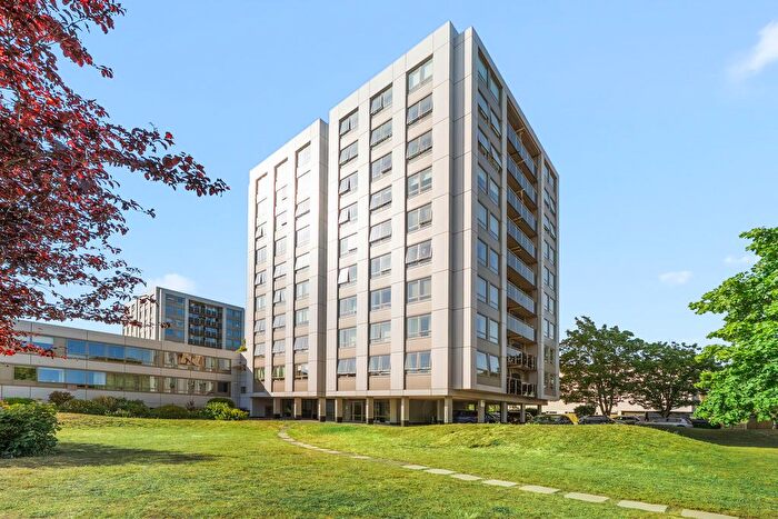 2 Bedroom Flat For Sale In Wellington Close, Walton-On-Thames, KT12