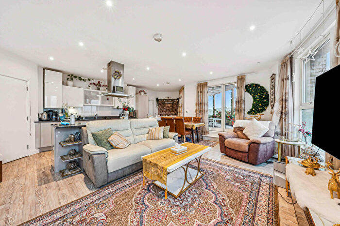 3 Bedroom Flat For Sale In Hilltop Avenue, London, NW10
