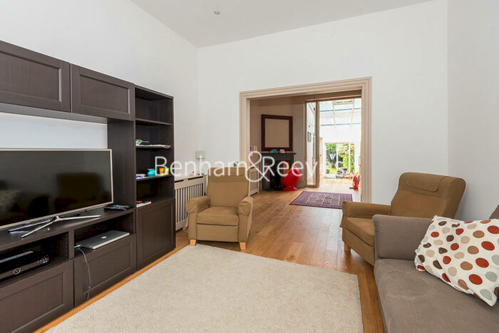 5 Bedroom Semi-Detached House To Rent In North End Road, Hampstead, NW11