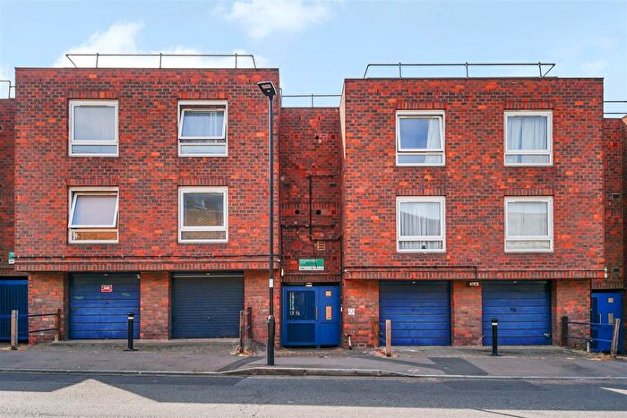 1 Bedroom Flat For Sale In Centurion Close, Barnsbury, N7