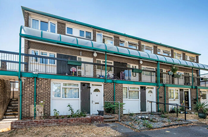2 Bedroom Maisonette For Sale In Worcester Close, Farnborough, Hampshire, GU14