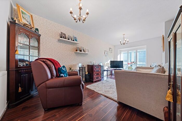 2 Bedroom Bungalow For Sale In Southwood Close, Worcester Park, KT4
