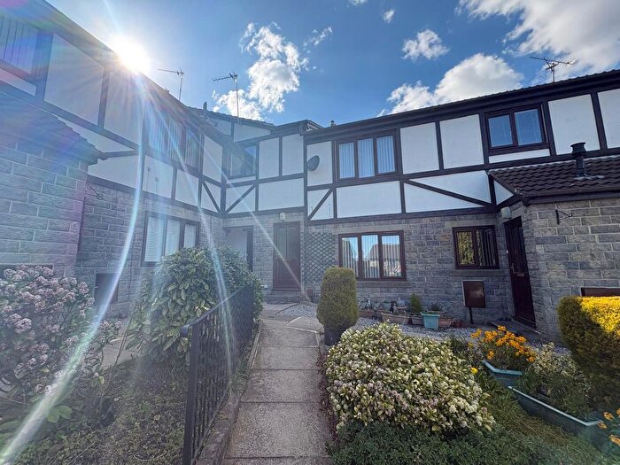 2 Bedroom Flat To Rent In Regency Park Grove, Pudsey, West Yorkshire, LS28