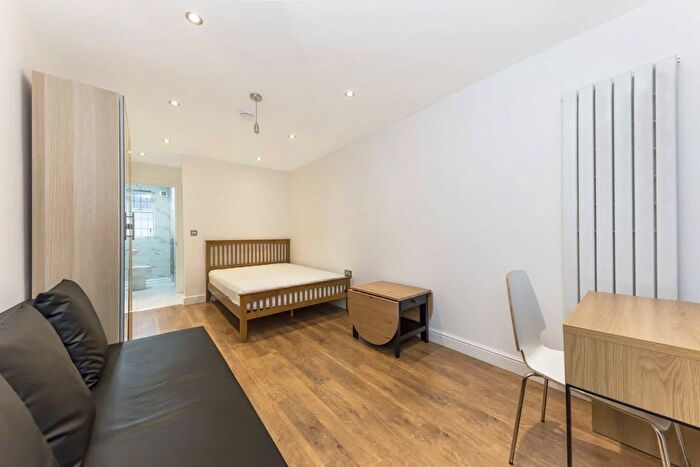 Studio To Rent In New Park Road, London, SW2