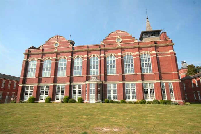 2 Bedroom Flat To Rent In West Hall, Napsbury Park, AL2