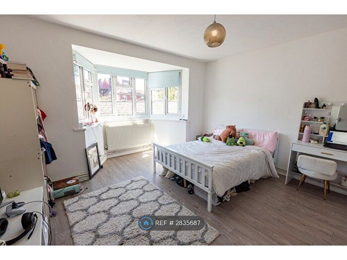 2 Bedroom Flat To Rent In Creswick Road, London, W3