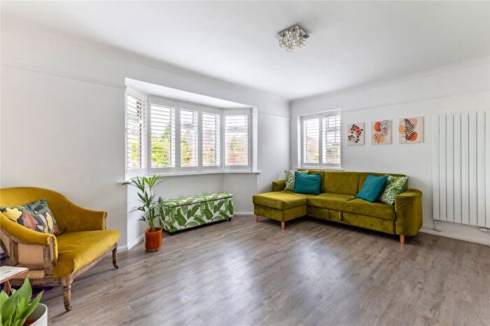 4 Bedroom Detached House For Sale In Grove End Road, Farnham, Surrey, GU9