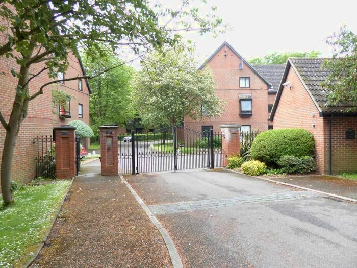 1 Bedroom Flat To Rent In The Oaks, Staines Upon Thames, Middlesex, TW18