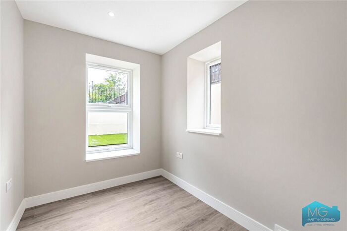 3 Bedroom Apartment For Sale In Beaconsfield Road, London, N11