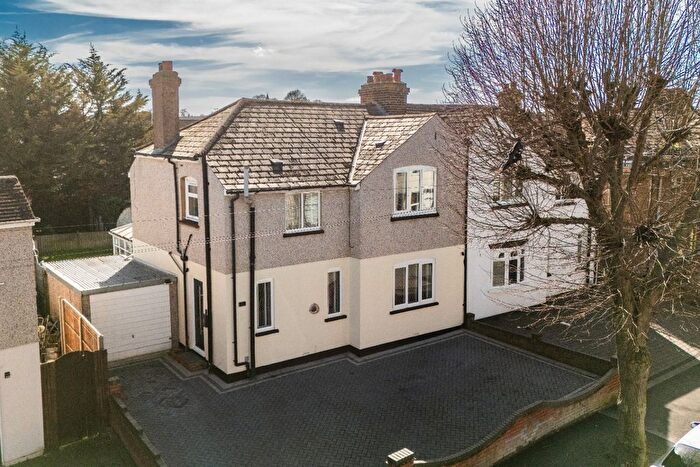 3 Bedroom Semi-Detached House For Sale In Milton Road, Swanscombe, Kent, DA10