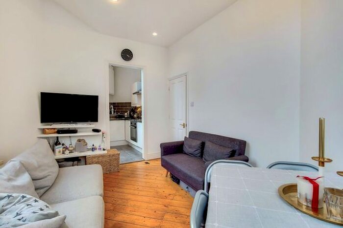 1 Bedroom Flat To Rent In Blythe Road, Brook Green, London, W14