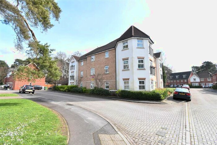 2 Bedroom Apartment To Rent In Haskins Gardens, Farnborough, Hampshire, GU14