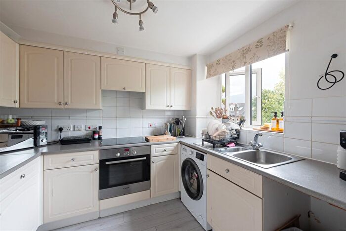 2 Bedroom Flat To Rent In Kirkland Drive, Enfield, EN2