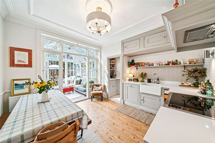 3 Bedroom Flat For Sale In Clapham Common West Side, SW4