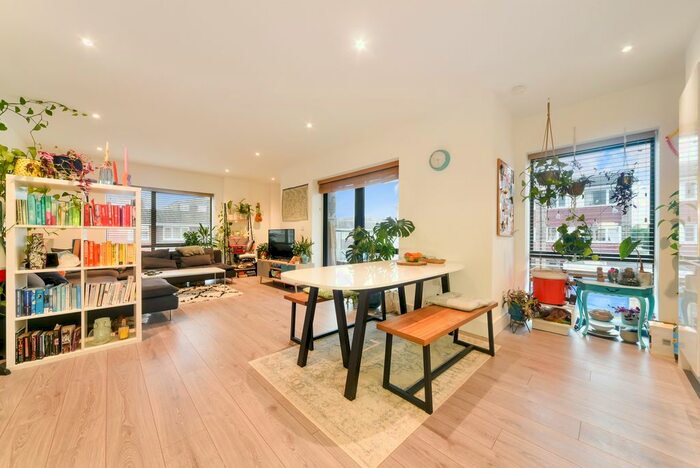 2 Bedroom Flat To Rent In Etwell Place, Surbiton, KT5