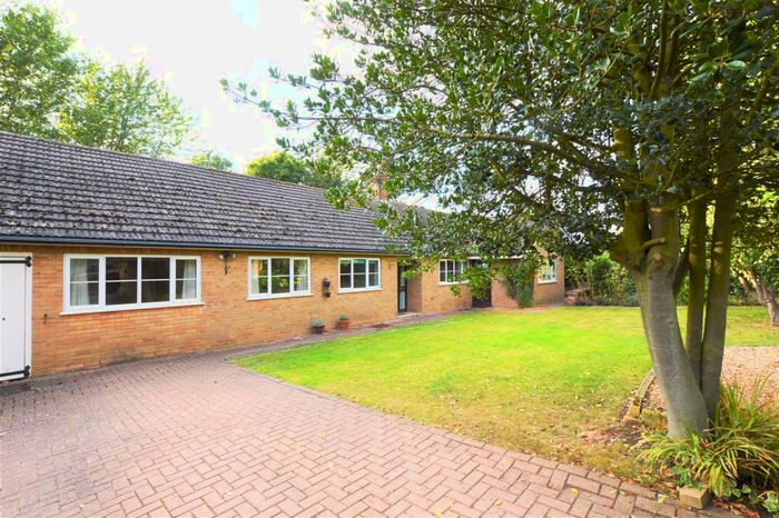 4 Bedroom Bungalow To Rent In Shepherds Walk, Ryhall, PE9