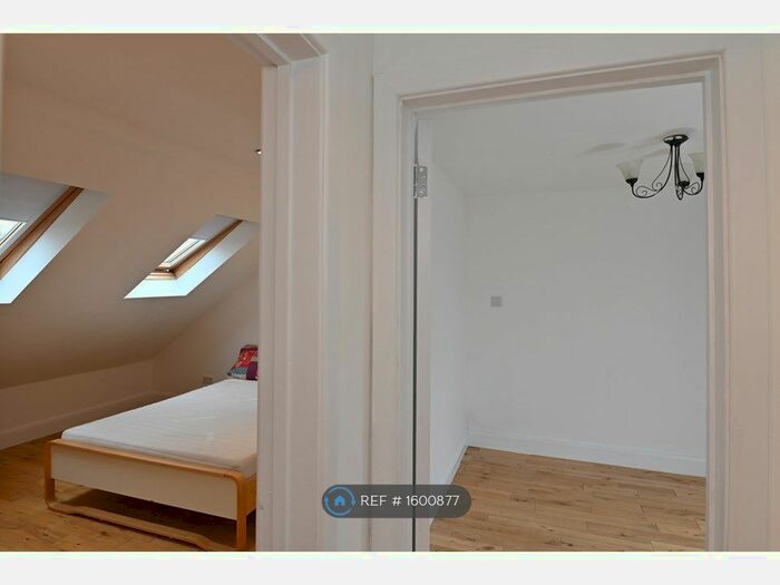 3 Bedroom Flat To Rent In Cotswold Gardens, London, NW2