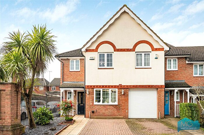 3 Bedroom End Terrace House For Sale In Osier Crescent, Muswell Hill, London, N10