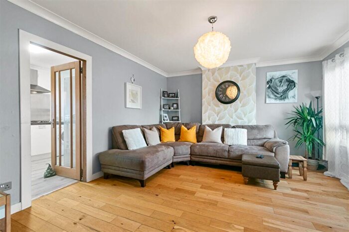 3 Bedroom End Of Terrace House For Sale In Barrs Terrace, Dumbarton, G82