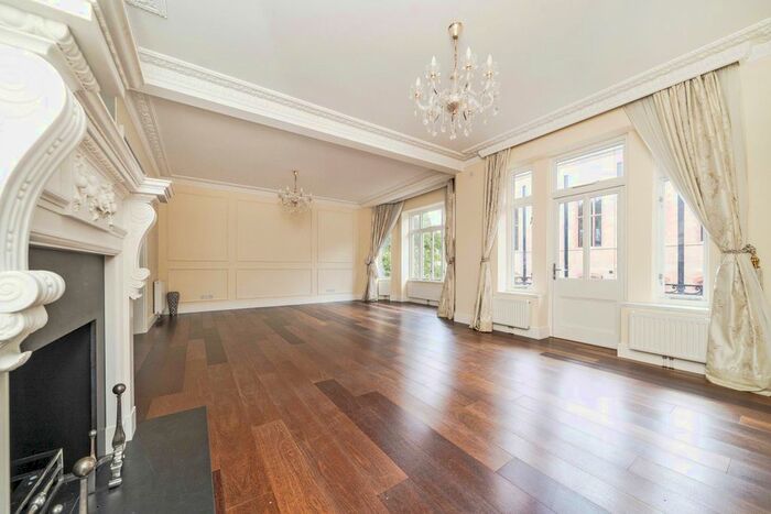 3 Bedroom Flat To Rent In Holland Park Gardens, London, W14