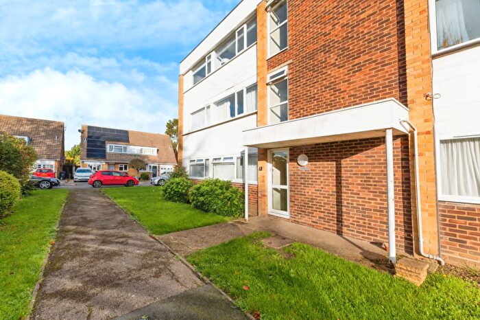 2 Bedroom Apartment For Sale In Hazelbank Court, Chertsey, KT16