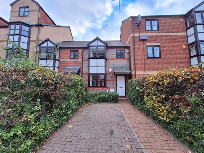 3 Bedroom Terraced House To Rent In Simmonds Street, Holybrook, RG1