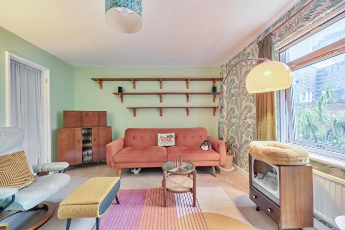 2 Bedroom Town House To Rent In Crofts Street, London, Greater London, E1