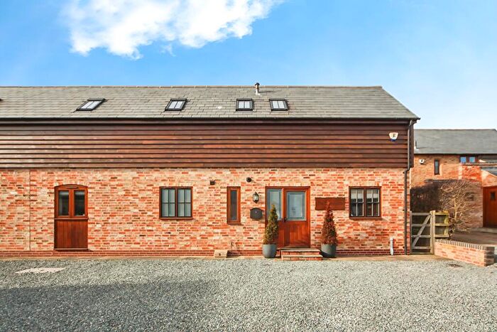 3 Bedroom Semi Detached House For Sale In Kineton Road, Warwick, CV35