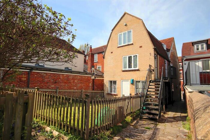 2 Bedroom Apartment To Rent In High Street, Lymington, SO41