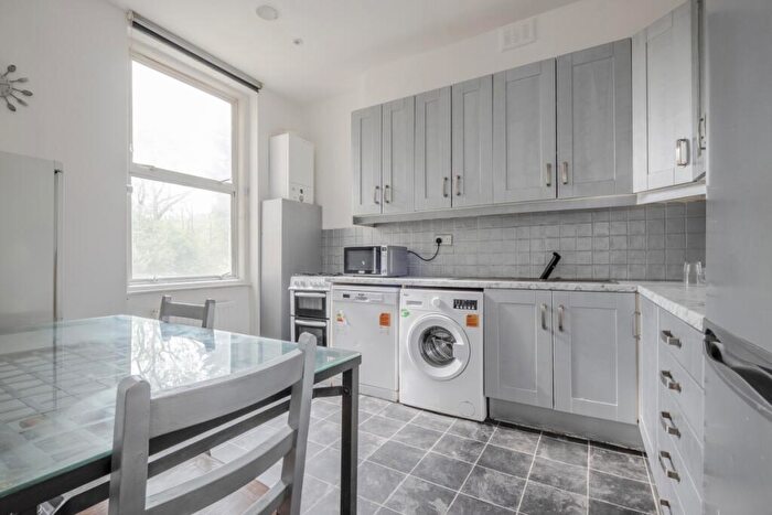 3 Bedroom Flat To Rent In Kilburn Park Road, NW6