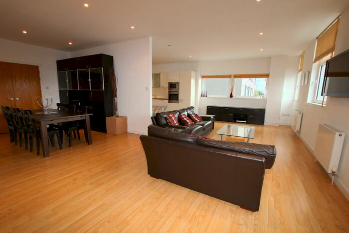 3 Bedroom Flat To Rent In Meadowside Quay Walk, Glasgow Harbour, G11