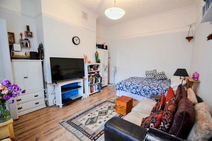 Flat To Rent In Park Hill, Ealing, W5