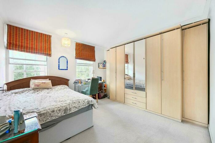 3 Bedroom Flat To Rent In Vicarage Crescent, Battersea Square, London, SW11