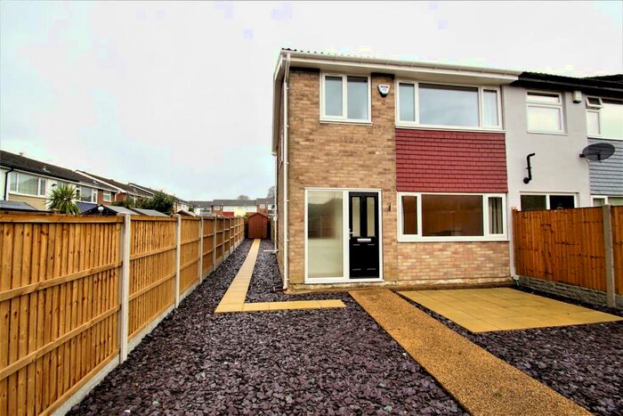 3 Bedroom Town House To Rent In Pickard Court, Leeds, LS15