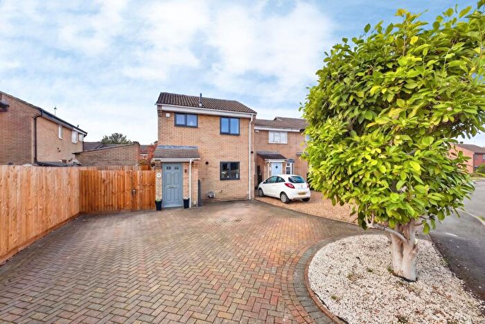 3 Bedroom Semi Detached House For Sale In Hamsterly Park, Northampton, Northamptonshire, NN3