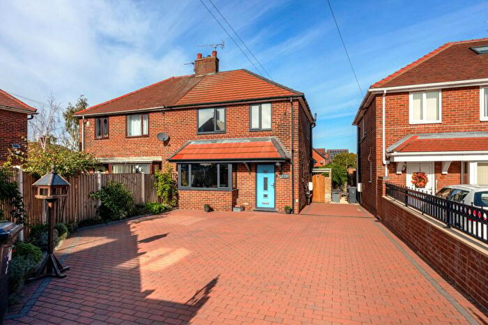 3 Bedroom Semi-Detached House For Sale In Summerdale Road, Cudworth, Barnsley, S72