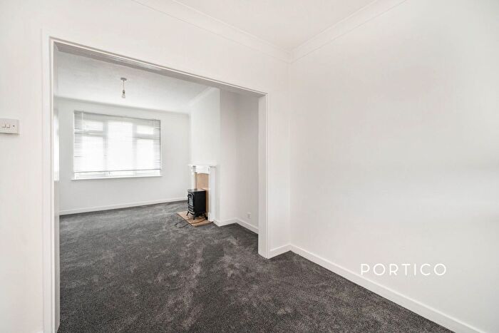 1 Bedroom Flat To Rent In Eastern Avenue, IG2