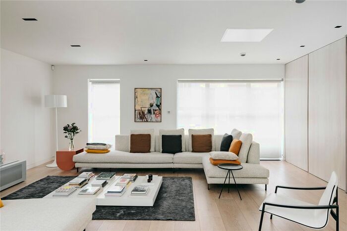 2 Bedroom Mews House To Rent In King's Mews, London, WC1N