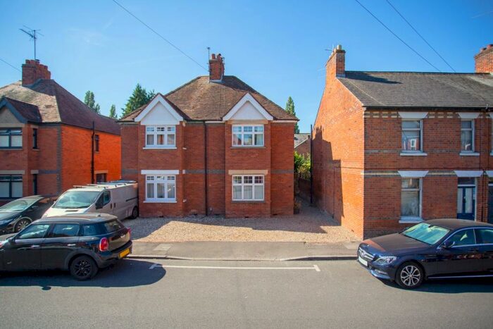 3 Bedroom Semi-Detached House To Rent In York Road Newbury, RG14