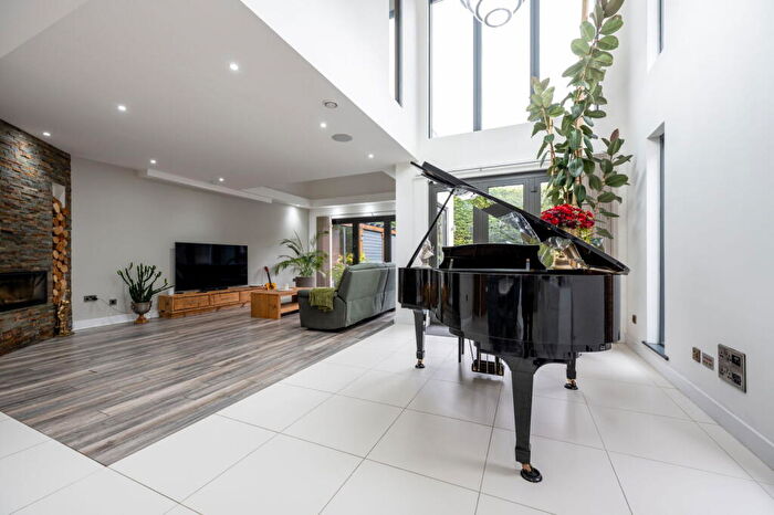 5 Bedroom Detached House To Rent In Hobb Lane, Hedge End, Southampton, SO30