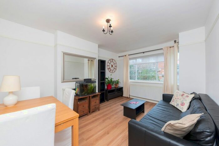 2 Bedroom Maisonette To Rent In Richmond Road, Raynes Park, London SW20