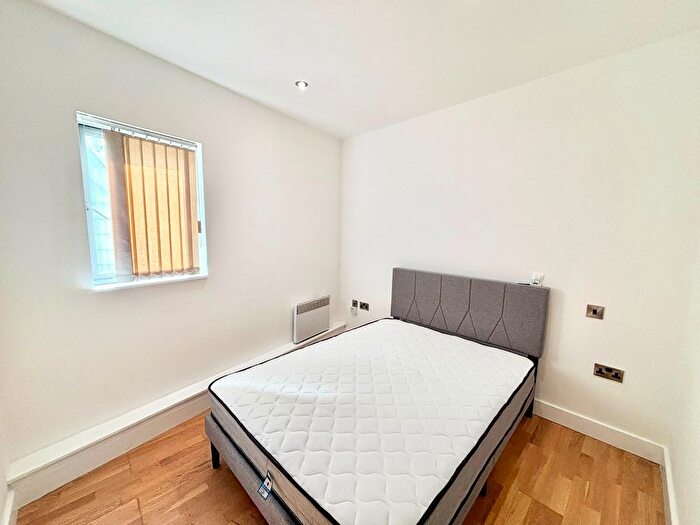 2 Bedroom Flat To Rent In Oldham Road, Manchester, M4