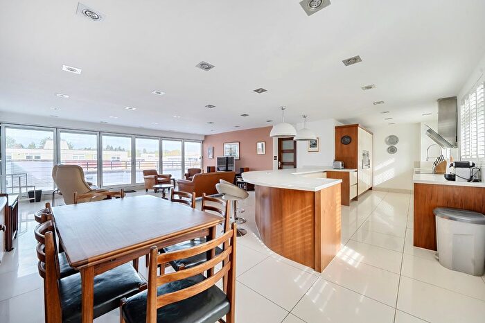 2 Bedroom Flat For Sale In Riverside Drive, Solihull, West Midlands, B91