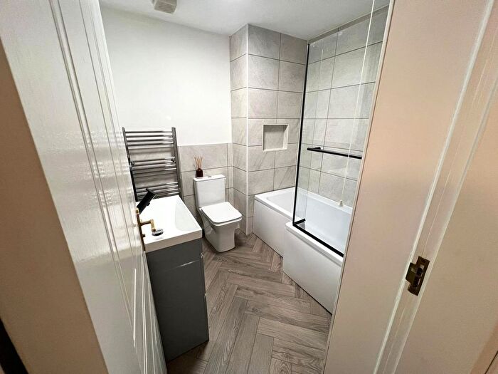 2 Bedroom Flat For Sale In Old Dickens Heath Road, Shirley, Solihull, West Midlands, B90