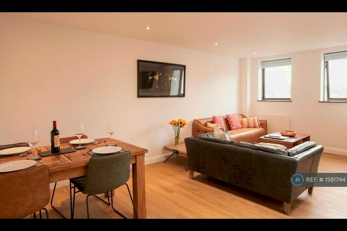 2 Bedroom Flat To Rent In Wood Street, Swindon, SN1