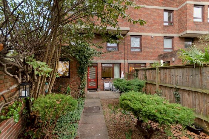2 Bedroom Flat To Rent In Lily Close, London, W14
