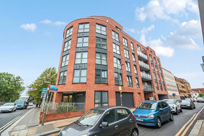 1 Bedroom Flat For Sale In Adastra House, Finchley Central, N3
