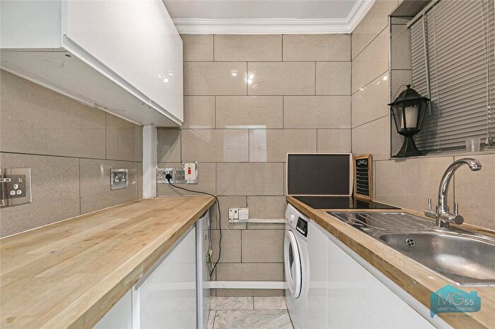Apartment To Rent In Riversdene, Highbury, London, N5