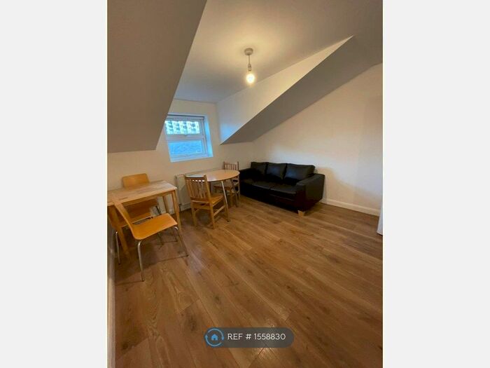 2 Bedroom Flat To Rent In Loampit Vale, London, SE13